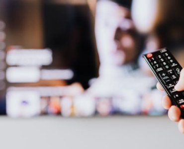 Smart TV bez tajemnic: 7 powodów, by kupić teraz (i 3, które każą się wstrzymać)