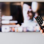 Smart TV bez tajemnic: 7 powodów, by kupić teraz (i 3, które każą się wstrzymać)
