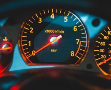 Kontrolka silnika na desce? Nie panikuj — oto jak odczytać sygnały i uratować portfel