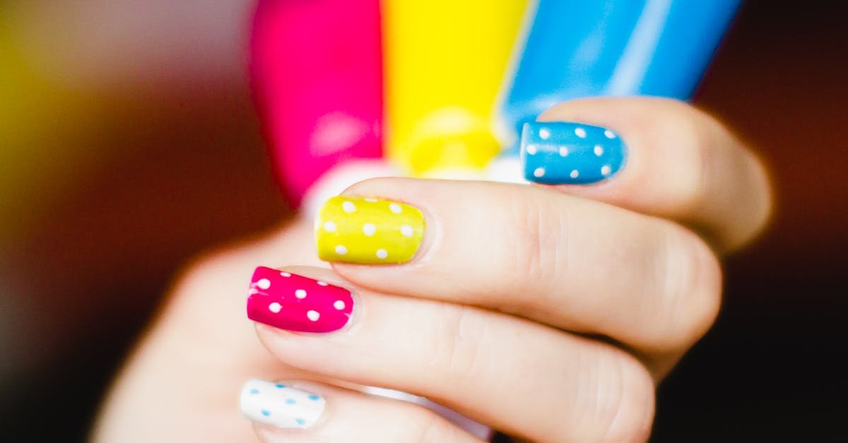 Wiosenny manicure w pełnym rozkwicie: kolory, wzory i triki, które musisz wypróbować