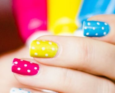 Wiosenny manicure w pełnym rozkwicie: kolory, wzory i triki, które musisz wypróbować