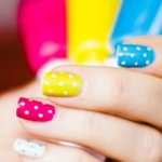 Wiosenny manicure w pełnym rozkwicie: kolory, wzory i triki, które musisz wypróbować