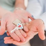 Zostaw dom bez stresu: praktyczna checklista przed wyjazdem