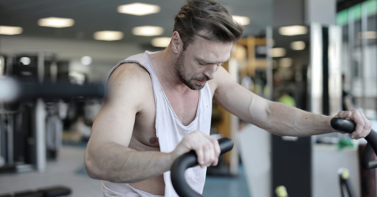 Rower treningowy vs orbitrek: co lepsze do odchudzania, kondycji i zdrowych stawów?