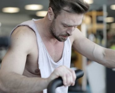Rower treningowy vs orbitrek: co lepsze do odchudzania, kondycji i zdrowych stawów?