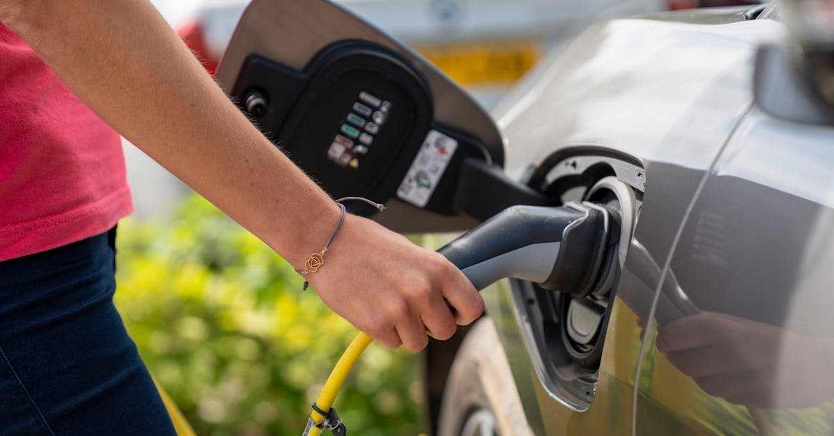 Jak szybko naładujesz elektryka? Rzeczywiste czasy, rodzaje ładowarek i sprytne patenty na krótsze postoje