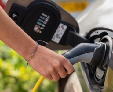 Jak szybko naładujesz elektryka? Rzeczywiste czasy, rodzaje ładowarek i sprytne patenty na krótsze postoje