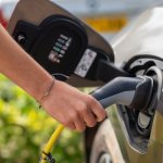 Jak szybko naładujesz elektryka? Rzeczywiste czasy, rodzaje ładowarek i sprytne patenty na krótsze postoje