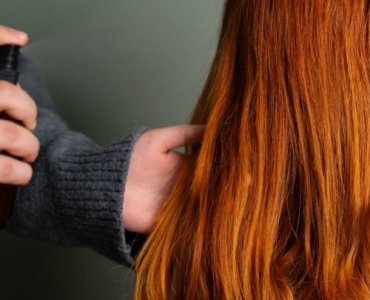 Cofnij czas kolorem: jak wybrać odcień włosów, który odejmuje lat