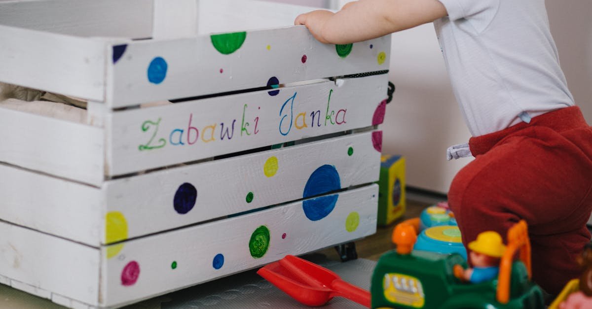 Dotknij, posłuchaj, powąchaj: kreatywne pomysły na domowe zabawy rozwijające zmysły maluchów