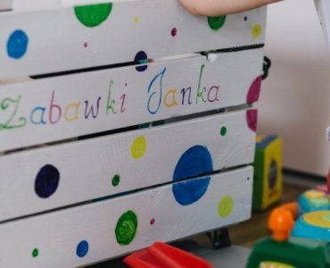 Dotknij, posłuchaj, powąchaj: kreatywne pomysły na domowe zabawy rozwijające zmysły maluchów