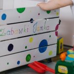 Dotknij, posłuchaj, powąchaj: kreatywne pomysły na domowe zabawy rozwijające zmysły maluchów