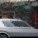 Koniec z zaparowanymi szybami: sprawdzone triki kierowców na krystaliczną widoczność w kilka minut