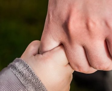 Mosty zaufania: 11 prostych rytuałów, które budują silną więź z dzieckiem