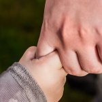 Mosty zaufania: 11 prostych rytuałów, które budują silną więź z dzieckiem