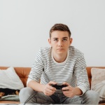 Sofa dla nastolatka – jak wybrać mebel, który przetrwa próbę czasu i dorastania