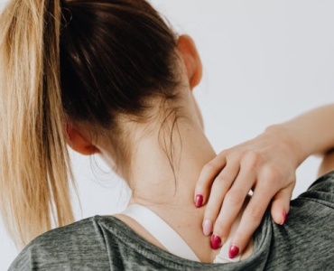 Kark jak z kamienia? Siedząca praca nie musi boleć — 7 prostych nawyków, które odmienią Twój dzień