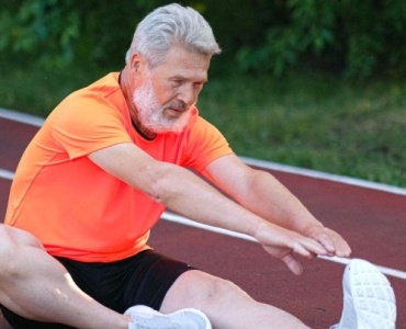 Aktywni po 60-tce: łagodne rozciąganie krok po kroku dla sprawniejszych stawów i lepszego samopoczucia